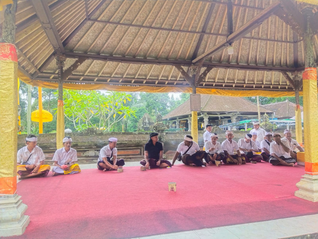 Perbekel Petang Bersama Perangkat dan Staf Desa Petang Sembahyang Bersama di Pura Pucak Manik Petang